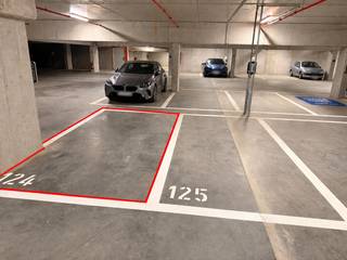 Goed bereikbare binnenstaanplaats, voorzien van een laadpaal voor elektrische wagens. p124<br /><br />Ideaal voor comfortabel en overdekt parkeren.