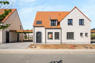 À la recherche de tranquillité ? Cette maison mitoyenne à Jabbeke est située dans un emplacement extrêmement avantageux. La maison a une...
