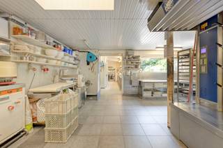 Bent u op zoek naar de perfecte locatie om uw zelfstandige activiteit te combineren met comfortabel wonen? Dit statige pand uit het interbellum (bouwjaar 1919-1930), gelegen pal in het centrum van Gistel (Kerkstraat 13, recht tegenover de kerk), biedt een unieke waaier aan mogelijkheden. Met een milieuvergunning voor een bakkerij op zak en de optie tot overname van de machines, is dit een kant-en-klare droom voor een ambachtelijke ondernemer!<br /><br />Commerciële ruimte: Een commerciële ruimte/winkelvlak van 40 m² met een mooie visibiliteit dankzij de voorgevelbreedte van 7 meter.<br />Ruim atelier: Een achterliggend atelier van maar liefst 85 m² (machines over te nemen).<br />Logistiek comfort: Een achterliggende garage die uitgeeft op de achterstraat—ideaal voor vlot laden en lossen zonder passage door de winkel.<br />Het woongedeelte (178 m² bewoonbare oppervlakte):<br /><br />Boven de handelszaak bevindt zich een royale, op te frissen woonst met een stevige basis.<br />4 ruime slaapkamers<br />Verwarming: Elektrisch<br />EPC: Klasse E (renovatieverplichting van toepassing)<br />Asbestveilig attest aanwezig!<br /><br />Een pand met présence en een op een A-locatie in Gistel. Plan snel uw bezoek!<br /><br />Bestuursmaatregelen in het maatregelenregister: nee