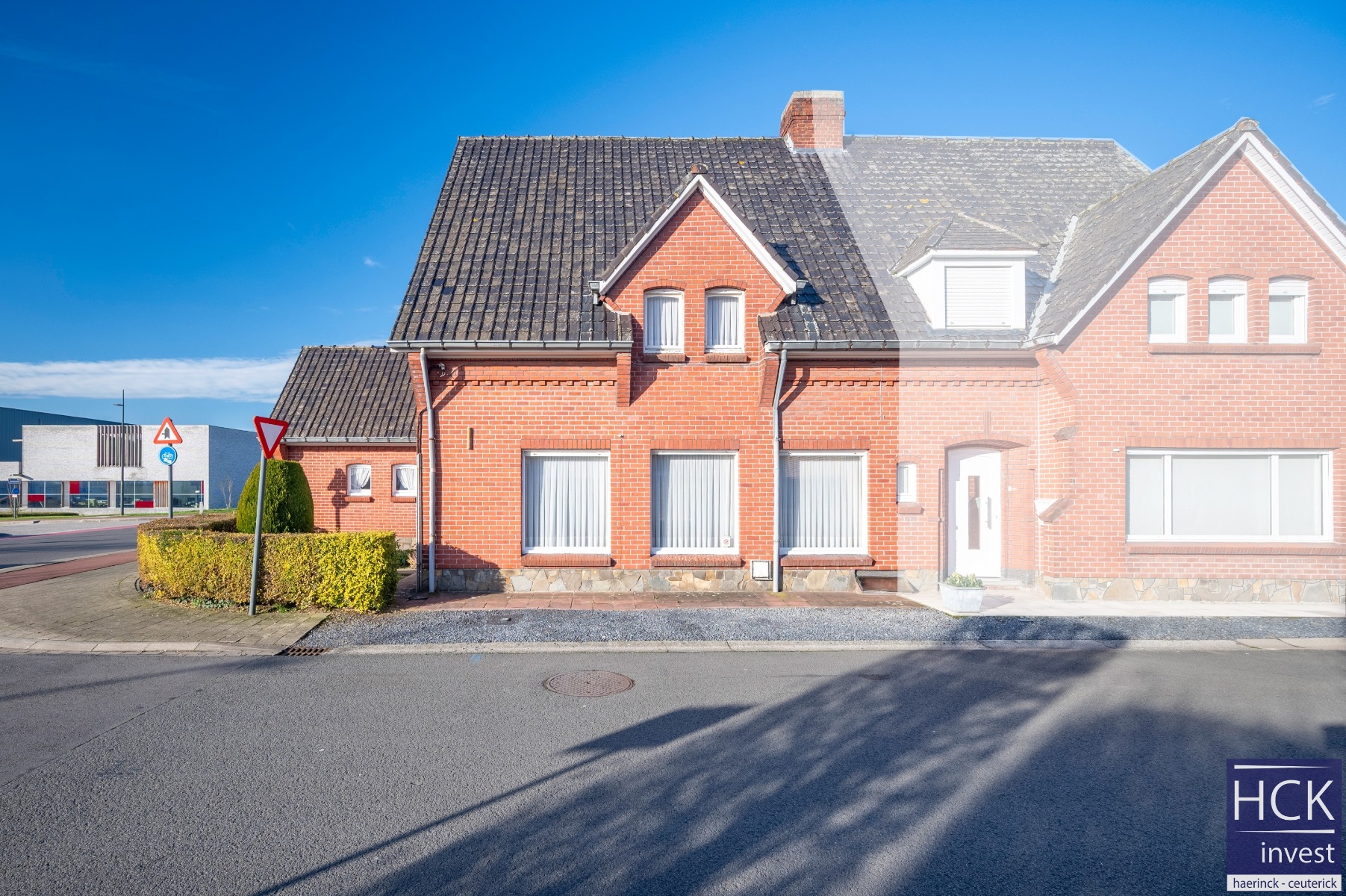 WAREGEM - Knappe hoekwoning in mooie bouwstijl op gunstige ligging! - foto 2