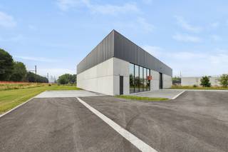 Ontdek dit gloednieuw KMO Project Gruuthuse in Oostkamp.<br /><br />Gelegen op strategische locatie in centraal West-VLaanderen van Project Gruuthuse. Momenteel zijn bepaalde project bezig de laatste afwerking, met variërende oppervlaktes tussen de 550m² en 1.107m². Ideaal voor bedrijven die op heden te kampen hebben met plaats te kort of als investering.<br /><br />Onmiddellijk beschikbaar of beschikbaar binnen korte termijn!<br /><br />- De KMO-units worden casco afgeleverd met een vrije hoogte tussen de 6,9m en 12m <br />- Verschillende optiepakketten zijn mogelijk.<br />- Voor iedere site zijn er telkens ook parkeermogelijkheden voorzien.<br />- Vloer in gepolierde industriële gewapende betonplaat<br />- Lichtstraat voorzien uit meerwandige polycarbonaat platen met aluminium profielen<br />- Aluminium schrijnwerk met elektronische sectionale poort<br /><br />Contacteer Simon op het nummer 0498 12 37 08 of mail naar simon@vicusvastgoed.be