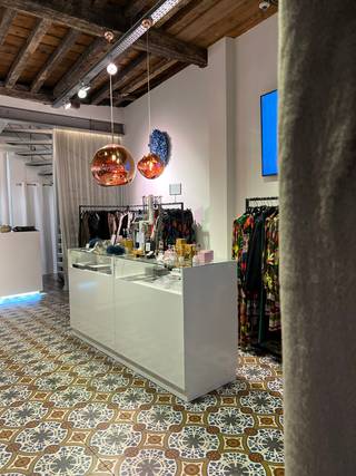 Dit veelzijdige karaktervolle handelsgebouw is centraal gelegen in de bruisende binnenstad van Mechelen en biedt tal van mogelijkheden. Indeling:
• Handelsgelijkvloers van ca. 65 m².
• Eerste verdieping met bureelruimte, stockruimte, kitchenette en een aangenaam buitenterras.
Praktisch:
• Huurprijs: € 2.050/maand.
• Onroerende voorheffing ten laste van de huurder.
• Geen voedingswinkels toegelaten.
EPC LABEL C.
Benieuwd naar dit bedrijfsvastgoed te huur?
Contacteer info@immodelestre.be of 054 33 62 52.
www.immodelestre.be