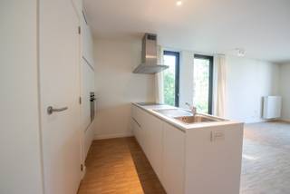 Schitterend gelegen, recent appartement met inkom, heel grote en lichtrijke leefruimte met open keuken, berging/wasplaats, badkamer met...