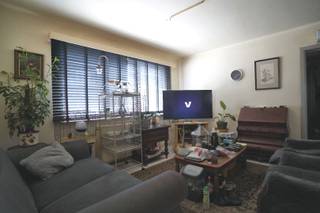 Dit gebouw heeft van bij constr1995 3 appten met elk 2 slpk, buitenruimte &amp; garage. Verhuurd aan 3 gezinnen. De huren (elk ca 650,-) mogen gerust hoger. <br />Verwarm. is elektrisch wat het gebouw renovatieplichtig maakt voor glv (E) en 2e (F). Plaats zonnepanelen, dan kom je overal onder D. Gas wordt verboden, hou het elektr. dus, maar vervang stapsgewijs de convectoren dr airco's. El op het 1e is conform.<br />Deze feitelijke verdeling bestaat reeds 30 jaar, UITSTEKENDE OPBRENGST ,&gt;6%!<br />Je kan ook zelf 1 appt als 1e huis gebruiken en met de 2 andere inkomsten je lening afbetalen...