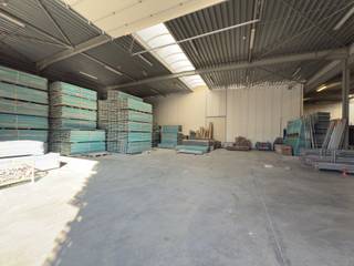 Magazijnruimte 1104 m² met 206 m² kantoorruimte, verdeeld over het gelijkvloers en de eerste verdieping, inclusief 6 parkeerplaatsen.Uitstekende...