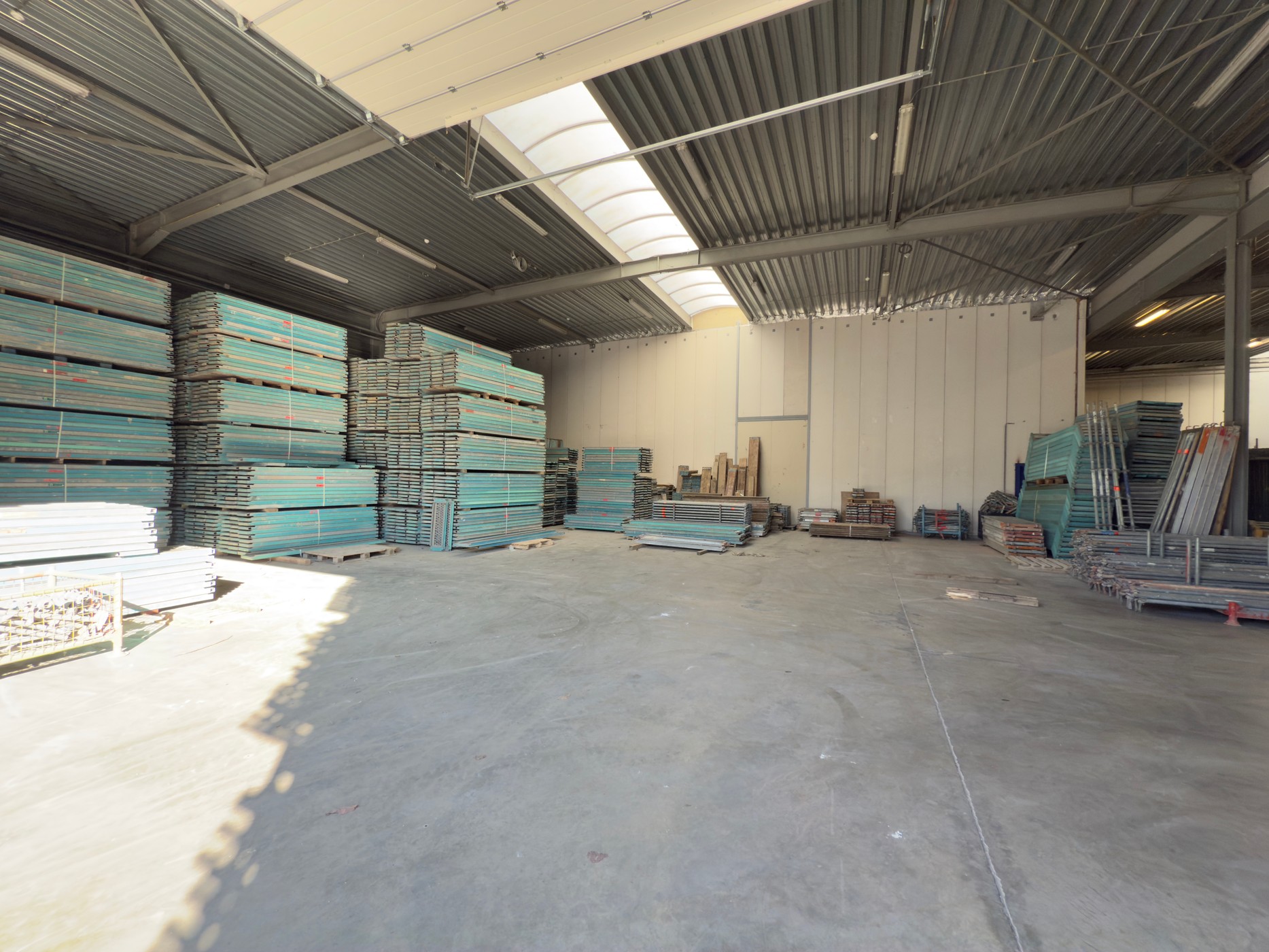 Magazijnruimte 1104m² met 206m² kantoren vlakbij The Loop in Gent. - foto 3