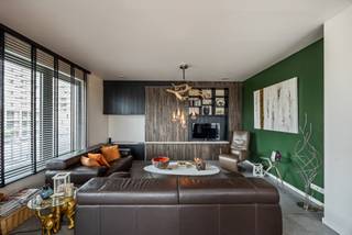 Recent appartement (2022) voorzien van alle moderne luxe en comfort, ideaal gelegen op een boogscheut van het centrum van Antwerpen!
LOCATIE
Wonen in de Regattawijk betekent genieten van een perfecte mix tussen rust, groen en bereikbaarheid. Deze moderne en kindvriendelijke buurt op Linkeroever combineert hedendaagse architectuur met veel groen, wandel- en fietspaden en een vlotte verbinding naar Antwerpen en de belangrijkste invalswegen. Dankzij de nabijheid van het Galgenweel, winkels, scholen en sportfaciliteiten is het hier aangenaam wonen voor jong en oud.
Bovendien bevinden alle dagelijkse voorzieningen zich vlakbij, zoals Colruyt, een apotheek, mutualiteit, polykliniek, kapper en sporthal. Ook voor sport- en ontspanningsliefhebbers heeft de buurt enorm veel te bieden. Zo kan je in de directe omgeving terecht voor wakeboarden, bowling, fitness, karting, padel en crossfit. Hierdoor combineert de Regattawijk een rustige woonomgeving perfect met een actieve en moderne levensstijl.
INDELING
Bij het betreden van het appartement valt meteen het aangename ruimtegevoel en de natuurlijke lichtinval op. De open leefruimte met zithoek, eetplaats en keuken vormt het gezellige hart van de woning en sluit naadloos aan op het ruime terras (36m2), waar u in alle rust kan genieten van het buitengevoel.
Verder beschikt het appartement over twee volwaardige slaapkamers, een aparte bureauruimte, een praktische berging en een comfortabele badkamer. Dankzij de doordachte indeling combineert dit appartement gezellig wonen met praktisch comfort. Daarnaast zijn ook een kelderberging en autostaanplaats inbegrepen.
TECHNISCH
Het appartement is volledig voorzien van vloerverwarming in combinatie met een water/water warmtepomp. Verder voldoet het appartement volledig aan de norm van 2050 en kan je hier zorgenloos wonen.
VERPLICHT MEE AAN TE KOPEN
- Ondergrondse steenplaats 37.500 EUR
- Ondergrondse ruime kelders 9.000 EUR
- 2de Ondergrondse ruime kelder 9.000 EUR