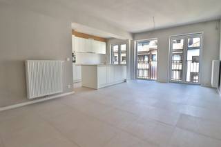 <p><span>In het hart van de Stad vinden we dit gezellig en lichtrijke appartement terug, gelegen in een kleinschalige residentie.</span></p><p><span> </span></p><p><span>Het appartement is ingedeeld met een inkom met apart toilet, ruime woonkamer met open keuken voorzien van alle comfort en een aansluitende berging. Er zijn twee slaapkamers en een badkamer met wastafel, inloopdouche en een ingemaakte kast waar wasmachine en droogkast hun plaats vinden.</span></p><p><span> </span></p><p><span>Achteraan is een breed balkon.</span></p><p><span> </span></p><p><span>Het appartement heeft een EPC label A: een laag energieverbruik gegarandeerd!</span></p><p><span> </span></p><p><span>* ter illustratie werden presenteren we AI gegenereerde renders</span></p><p><span> </span></p><p><span> </span></p>