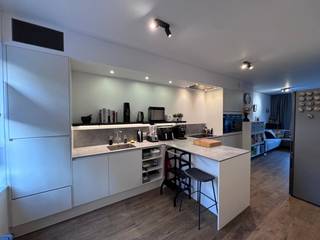 Licht, comfort en ultra-energiezuinig: Jouw droomwoning in hartje Leuven<br /><br />Zoek je de perfecte balans tussen de bruisende stadsdynamiek en een rustige, warme thuisbasis voor je gezin? Deze prachtig afgewerkte en instapklare rijwoning in het absolute centrum van Leuven biedt al het moderne comfort dat je je kunt wensen, gelegen in een gezellige, rustige straat (woonerf), met winkels, parkjes en speeltuintjes nabij. De woning is volledig klaar voor de toekomst dankzij de aanwezigheid van een geothermische warmtepomp, vloerverwarming, zonnepanelen én airconditioning (EPC A+). Hierdoor geniet je het hele jaar door van een perfect binnenklimaat en een lage energiefactuur.<br /><br />Bij het binnenkomen via de inkomhal tref je een comfortabel, ruim toilet. De open keuken (volledig uitgerust + met berg- en wasruimte en technische ruimte) loopt naadloos over in de prachtig verlichte leefruimte. Dankzij de grote raampartijen geniet je hier van een fijn binnen-buitengevoel en stap je zo de zuid-gerichte stadstuin in, die tevens is uitgerust met een handig tuinhuis voor extra opslag.<br /><br />Op de eerste verdieping bevinden zich drie volwaardige, lichte slaapkamers, waarvan de grootste kamer beschikt over een balkon. Daarnaast vind je hier een moderne badkamer uitgerust met een ruime inloopdouche. Op de tweede verdieping is een grote multifunctionele ruimte, ingericht als vierde slaapkamer met een eigen bad. Deze verdieping biedt ook nog eens meerdere slimme bergruimtes. De ruimte perfect kan dienen als luxueuze master suite, thuiskantoor of er kan nog een extra kamer gerealiseerd worden.<br /><br />Deze unieke woning is beschikbaar vanaf december. Wil je dit pareltje in het centrum van Leuven zelf komen ontdekken? Kom dan zeker naar de kijkdag op zaterdag 11 juli 2026. De bezoeken vinden uitsluitend plaats op afspraak. Neem bij interesse contact op via mail (dello.simon@gmail.com) om jouw persoonlijke rondleiding te reserveren.