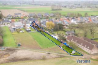Bent u op zoek naar een woning met loods? Dat mag u deze unieke kans niet laten voorbijgaan!<br /><br />Deze solide woning dient naar eigen smaak en wensen opgefrist te worden. Het goed is gelegen op een praktische en aangename locatie, op korte afstand van het station, winkels, scholen en belangrijke verbindingswegen.<br /><br />Bij het betreden van de woning komt u binnen in een inkomhal die toegang geeft tot de ruime leefruimte, aansluitend bevindt zich een 2<sup>de</sup> leefruimte en keuken.<br /><br />Via de trap in de inkomhal – en eveneens via de trap in de keuken – bereikt u de eerste verdieping. Hier vindt u 3 ruime slaapkamers en badkamer. De zolderverdieping biedt bijkomende uitbreidingsmogelijkheden en kan volledig naar wens afgewerkt worden. Kelder aanwezig.<br /><br />De absolute troef bevindt zich buiten: naast verschillende opberghokken beschikt deze eigendom over een indrukwekkende hangaar van maar liefst +/- 165 m², poort heeft een hoogte van 3.6 m / breedte van 3.3 m. Perfect voor zelfstandigen, opslag, een atelier, werkruimte, hobbyruimte, het stallen van voertuigen, paarden of het combineren van wonen en werken.<br /><br />Achterliggend bevindt zich een ruim, zuid gericht perceel van ongeveer ca 7a 60ca bestaande uit tuin en weide. Een ideale plek voor tuinliefhebbers, dierenliefhebbers of gezinnen die houden van buitenruimte. Extra troef: dit perceel is bereikbaar via een achterliggende landweg, wat zorgt voor bijkomende toegankelijkheid.<br /><br />Aan parkeermogelijkheden geen gebrek – er zijn 3 buitenstaanplaatsen voorzien aan de woning.<br /><br />Dankzij de royale buitenruimte, de multifunctionele hangaar en de solide basis van de woning biedt dit pand enorm veel potentieel voor wie de handen uit de mouwen wil steken en een eigendom volledig naar eigen noden wil inrichten.<br /><br />Bent u klaar om van dit project uw droomwoning met werkruimte te maken? Contacteer ons vandaag!<br /><br />Dit pand is onderhevig aan de renovatieverplichting opgelegd door de Vlaamse overheid voor residentiële gebouwen. Meer informatie vindt u op de website van het Vlaams Energie- en Klimaatagentschap.