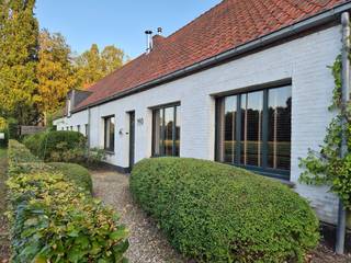 Instapklare hoeve gelegen in agrarisch gebied. Bewoonbare oppervlakte 419m². Oppervlakte perceel 3631m². <br />Oprit met plaats voor 6 auto's. <br />Extra bijgebouwen schuur van +- 110m² en bakhuis met sauna. <br />De tuin is volledig aangelegd als parktuin + omheind verwarmd zwembad.<br />Het pand doet momenteel dienst als zorgwoning. Het heeft 2 ingerichte keukens (van 2019), 2 woonkamers, 2 badkamers, 4 slaapkamers met mogelijkheid om nog 2 extra kamers te voorzien. Het dak werd vernieuwd in 2019.