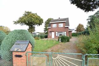 Te renoveren charmante woning met 3 slaapkamers op groot hoekperceel van circa 1.935 m². 

De woning bestaat gelijkvloers uit een inkomhal met rechte trap naar de bovenverdieping, de inkomhal geeft uit op een leefruimte met zit- en eethoek, achteraan is er een eenvoudige keuken met ontbijthoek en aanpalend een zomerkamer met zicht op de tuin. 

Achter de zomerkamer is er een wasruimte met toilet en lavabo, hier is ook de verwarmingsketel op stookolie geplaatst. 

De eerste verdieping bestaat uit een nachthal die uitgeeft op 3 ruime slaapkamers en een badkamer met wastafel en ligbad. 

De woning beschikt over een kleine kelder bereikbaar vanuit de keuken, onder de keldertrap is een elektrische boiler geplaatst.  

Stedenbouwkundige info en asbestattest zijn in aanvraag.

De woning is gelegen op wandel- en fietsafstand van het centrum van Tielen, winkels en openbaar vervoer (treinstation) en dit in een groene omgeving. 

Achteraan in de tuin staat een oud berghok/ garage.

Indien u meer informatie wenst of een plaatsbezoek, tel/ 014 71 50 08 of info@vastgoedpicavet.be
