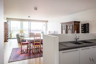Op de 7e verdieping bevindt zich dit ruime en lichtrijke appartement van meer dan 130m² met een uitzonderlijk uitzicht over de Leuvense jachthaven, het historische stadscentrum en verschillende historische gebouwen.<br /><br />Je betreedt het appartement via de inkomhal met een eerste ruime (was)berging en apart toilet. Verder door kom je in de royale leefruimte met open en volledig geïnstalleerde keuken. Van hieruit heb je via grote schuiframen toegang tot het zonnige terras met zicht over de Leuvense jachthaven en het historische centrum. Hier is tevens een berging aanwezig.<br /><br />In de nachthal bevinden zich 2 erg ruime slaapkamers, een vernieuwde badkamer (2020) met inloopdouche en dubbele lavabo en nog een extra bergruimte. Dankzij het gunstige EPC A woont u bovendien energiezuinig en comfortabel.<br /><br />Een ondergrondse autostaanplaats (nr. 96 op niveau -1) is inbegrepen in de huurprijs. Het appartement is onmiddellijk beschikbaar en wordt ongemeubeld verhuurd.<br /><br />Een unieke woonkans voor wie op zoek is naar ruimte, comfort en een topligging met een van de mooiste uitzichten van Leuven.<br />Contacteer ons voor meer info of een bezoek ter plaatse.