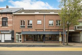 Uitstekend gelegen handelspand - kantoor met magazijn en bureau!<br /><br />Bent u op zoek naar een veelzijdig handelspand met tal van mogelijkheden gelegen aan het trein station?<br /><br />Dit goed gelegen commercieel pand combineert zichtbaarheid, ruimte en functionaliteit, ideaal voor ondernemers of investeerders.<br />Met een totale netto-oppervlakte van <strong>290 m²</strong> biedt dit pand een ruime handelsruimte, aangevuld met een praktisch magazijn en bureau achteraan. Deze indeling maakt het perfect geschikt voor diverse activiteiten zoals retail, showroom, kantoor of combinatie met opslag.<br /><br />Extra troef zijn de uitbreidingsmogelijkheden:<br />Er is de optie om 4 staanplaatsen bij te huren, wat zorgt voor extra comfort voor uzelf, uw personeel of uw klanten.<br /><br />Dankzij de gunstige ligging geniet het pand van een vlotte bereikbaarheid en een sterke commerciële visibiliteit.<br /><br />Een uitstekende opportuniteit voor wie wil investeren in een strategisch gelegen handelspand met potentieel!<br />Interesse? Neem vandaag nog contact op voor meer informatie of een bezoek ter plaatse.<br /><br />Verwarming mazout!<br />