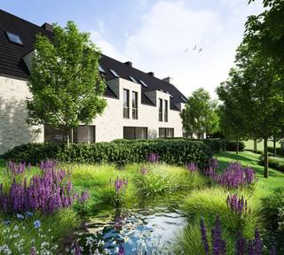 <p>Ontdek POIR, een exclusief nieuwbouwproject in het hart van Lennik. Dit hedendaags woonproject combineert modern wooncomfort met het authentieke, landelijke karakter van het Pajottenland. Op wandelafstand van winkels, horeca, scholen en openbaar vervoer woon je hier centraal én in alle rust. POIR omvat 56 woongelegenheden verdeeld over 7 stijlvolle gebouwen met appartementen (1 tot 3 slaapkamers) en ruime gezinswoningen (4 slaapkamers), allen ontworpen met bijzondere aandacht voor kwaliteit, duurzaamheid en leefcomfort. Elke woonentiteit beschikt over lichtrijke leefruimtes en is uitgerust met energie-efficiënte technieken zoals geothermie via een BEO-veld, een individuele warmtepomp, vloerverwarming en passieve koeling. Dit resulteert in een lage EPC-waarde en toekomstgericht wooncomfort met lagere energiekosten. De afwerking is hoogwaardig en volledig personaliseerbaar: samen met interieurarchitecten stel je keuken, badkamer, vloeren en materialen samen volgens jouw smaak en budget. POIR wordt een groene, autovrije oase met een ruime binnentuin, biodiverse beplanting, wadi’s en wandelpaden. Ondergronds bevinden zich 83 parkeerplaatsen, 142 fietsstalplaatsen en een privatieve kelder per woonentiteit. Bovendien woon je vlakbij het Kasteel van Gaasbeek en geniet je van vlotte verbindingen richting Brussel, Halle en Asse. POIR is veel meer dan een woning: het is duurzaam en comfortabel wonen in een unieke groene omgeving.</p>