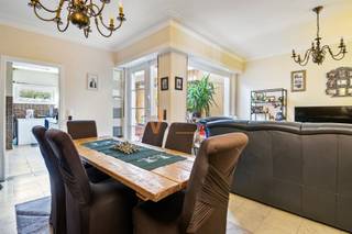 In een rustige, doodlopende straat vlak bij het centrum van Schoten vind je deze degelijke gezinswoning met mooie lichtinval, grote inpandige...