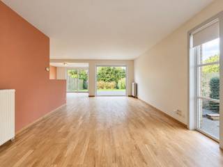 Bezoekmoment op donderdag 17/09 tussen 16:30u en 18:00u, <strong>mits het maken van een afspraak.</strong><br /><br />Rustig wonen, een praktische indeling en toch vlot op weg richting Gent en omliggende gemeenten. Deze halfopen woning combineert 3 slaapkamers met een aangename tuin, vernieuwde raampartijen en parkeergelegenheid op eigen terrein.<br /><br /><strong>🏡 Indeling</strong><br />Via de inkomhal, voorzien van vestiaireruimte en een afzonderlijk toilet, komt u binnen in de leefruimte. De woonkamer sluit aan op de open keuken en geniet dankzij de grote, vernieuwde raampartijen van veel natuurlijk licht en rechtstreeks zicht op de tuin.<br /><br />Aansluitend bevindt zich de wasplaats. Hier is aansluiting voor een wasmachine voorzien, met de mogelijkheid om gebruik te maken van regenwater. Ook de toiletten zijn aangesloten op de regenwaterinstallatie.<br /><br />De woning beschikt over 3 slaapkamers. Eén van de kamers bevindt zich aan de zuidzijde en is uitgerust met automatisch bedienbare zonnewering.<br /><br />De badkamer is ingericht met een ligbad, afzonderlijke douche en extra toilet.<br /><br /><strong>🌿 Tuin</strong><br />Achteraan bevindt zich een rustige tuin met recent aangelegd terras. Vanuit de tuin is er zicht op de kerktoren, die op een aangename manier deel uitmaakt van het dorpszicht.<br /><br />Naast de woning is er parkeergelegenheid op eigen terrein.<br /><br /><strong>📍 Ligging &amp; omgeving</strong><br />De woning bevindt zich in een rustige woonomgeving in Lievegem, de nodige voorzieningen zoals winkels en scholen binnen vlot bereizijn vlot bereikbaar.<br /><br />Ook voor wie graag wandelt of fietst heeft de omgeving heel wat te bieden. Lievegem wordt gekenmerkt door een afwisseling van dorpskernen, open landschappen, landelijke wegen en groene gebieden. U woont hier dan ook dicht bij de natuur, zonder daarvoor in te boeten aan bereikbaarheid.<br /><br />Via de omliggende verbindingswegen zijn Gent, Aalter en de naburige gemeenten en steden vlot bereikbaar.<br /><br />Huurprijs: 1 200,00 euro / maand.<br />Beschikbaar: overeen te komen.<br /><br />Wenst u meer informatie of plant u graag een bezoek in? Neem dan gerust contact met ons op via 09 395 05 40 of verhuur@concept-home.be.