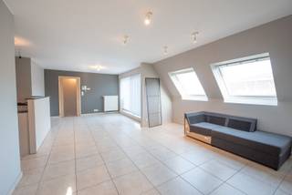 Instapklaar appartement op goeie ligging in Anzegem.<br />Vlakbij oprit E17 en invalswegen.<br /><br />Indeling van het appartement: inkom, apart toilet, woonkamer, halfopen keuken, berging, badkamer, één slaapkamer en terras met prachtig verzicht! <br /><br />Gesloten garagebox aan achterkant van het gebouw inbegrepen.<br /><br />Beschikbaarheid: onmiddellijk <br />Syndickosten: €60/maand<br />Garagebox: €50/maand (verplicht)<br /><br />Voor meer info of een bezoek: lisa@immoroba.be