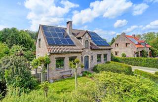 [[ DIT PAND NEEMT DEEL AAN DE ERA OPEN HUIZEN DAG OP 13/6 VAN 9:30 TOT 10:30 ]] 
<p>Te koop: Open bebouwing in Hoog-Linden, rustig gelegen op het einde van een doodlopende straat, omringd door groen.</p><p>Bekijk de woning hier alvast volledig virtueel zowel binnen als buiten.</p><p>Deze woning uit 1986 biedt een energiezuinige leefomgeving (EPC-label B) en een volledig omheinde tuin van 1.250 m², ideaal voor wie opzoek is naar privacy en veiligheid. De groen ligging combineert rust met nabijheid van scholen en openbaar vervoer. De indeling is praktisch en ruim, met vier slaapkamers en een comfortabele badkamer.</p><p><br /></p><p>Belangrijkste ruimtes:</p><p>• Woonkamer met veel lichtinval en zicht op de tuin</p><p>• Keuken met dubbele spoelbak, inductiekookplaat, oven, vaatwasser, koelkast, microgolf en dampkap</p><p>• Volledig vernieuwde badkamer met inloopdouche, ligbad, toilet en wastafel in meubel</p><p>• Vier slaapkamers, waarvan één met airco</p><p>• Bureel en dressing</p><p>• Berging met spoelbak, aansluiting voor wasmachine en droogkast</p><p>• Volledige onderkelderd en zolder bereikbaar via zolderluik voor de nodige stockage</p><p><br /></p><p>Troeven:</p><p>• Inpandige garage voor mogelijk 3 wagens</p><p>• 24 zonnepanelen</p><p>• In 2025 werd er nog een warmtepomp (verwarming + warm water) geplaatst</p><p>• Rustige ligging op het einde van een doodlopende straat in Hoog-Linden</p><p>• Energiezuinige woning met EPC-label B</p><p>• Volledig omheinde tuin van 1.250 m²</p><p><br /></p><p>Neem vandaag nog contact op met je ERA-makelaar voor een bezoek.</p><p><br /></p><p>JOUW DROOMHUIS. ZO GEVONDEN!</p>