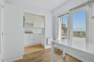 Dit uitzonderlijke dakappartement beslaat de volledige zevende verdieping van residentie Fabiola en bevindt zich op een gegeerde locatie vlak achter de zeedijk. Dankzij de gunstige oriëntatie geniet u hier de hele dag van de zon én van een prachtig open uitzicht over de omgeving.<br /><br />De lichtrijke en sfeervol ingerichte leefruimte geeft rechtstreeks uit op een zeer ruim dakterras van 35 m², waar u kunt genieten van een panoramisch uitzicht over Wenduine, de uitgestrekte polders en de kustlijn richting Oostende. <br /><br />Het appartement beschikt over een volledig vernieuwde en ingerichte keukenhoek, een inkomhal, een badkamer uitgerust met douche en toilet, twee volwaardige slaapkamers en een praktische wasberging met extra toilet en wastafel. Aan de achterzijde bevindt zich bovendien nog een tweede terras. <br /><br />Qua comfort is het appartement voorzien van pvc-ramen met dubbele beglazing en rolluiken. Verwarmen gebeurt via een warmtepomp in combinatie met elektrische radiatoren. <br /><br />Extra troeven zijn de conforme elektrische installatie (blanco keuring) en een private berging op het gelijkvloers. Ook het gebouw zelf onderging belangrijke renovaties: de gevel werd vernieuwd en in 2020 werd het dak volledig vernieuwd én voorzien van 12 cm isolatie.<br /><br />Bent u op zoek naar een exclusieve verblijfplaats aan de kust met ruime terrassen, zon en adembenemende uitzichten? Contacteer ons vandaag nog voor een bezoek! <br /><br />Neem voorsprong met een vrijblijvende en gratis schatting van uw eigendom via:<br />http://www.residentievastgoed.be/gratisonlineschatten<br /><br />EPC: 151 kWh/m² - Label B