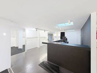 Ruim handelspand van ca. 400 m² te huur in het centrum van Waregem. Het pand bestaat uit:- een gelijkvloerse ruimte (ca. 400 m²) ;- een ruime...