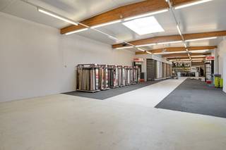 Cette propriété commerciale unique avec une maison à Izegem est à vendre dans la Stationsstraat. Cette propriété commerciale de caractère offre d'excellentes opportunités de combiner vie et travail sous un même toit. Avec un rez-de-chaussée commercial spacieux et une maison prête à emménager, le bâtiment bénéficie d'une excellente visibilité et d'un emplacement commercial à Izegem.<br /><br />Idéalement situé dans le centre d'Izegem, à 400 mètres de la Grote Markt, à 150 mètres de la gare et d'un arrêt de bus. Excellente accessibilité et accès facile à l'E403. Les écoles, les magasins et les terrains de jeux sont accessibles à pied.<br /><br />Surface<br /><br />- Superficie du terrain : env. 629 m²<br /><br />- Espace commercial/entrepôt : environ 543 m²<br /><br />- Maison : env. 262 m²<br /><br />- Sous-sol : env. 109 m²<br /><br />- Grenier : env. 80 m²<br /><br />Spécifications de la salle commerciale/de l'entrepôt :<br /><br />- Espace ouvert en L d'environ 543 m² (magasin, entrepôt ou atelier)<br /><br />- Entrée couverte, 2 places de parking et porte sectionnelle électrique (H : 3,80 m, L : 4,80 m)<br /><br />- Hauteur libre de 3,00 m, toit plat isolé avec lucarne et 4 lucarnes<br /><br />- Sous-sol d'environ 109 m² divisé en 4 espaces<br /><br />Spécifications de la maison :<br /><br />- Rez-de-chaussée : entrée séparée, bureau, atelier, cuisine, toilettes et monte-charge menant aux étages supérieurs<br /><br />- Premier étage : salon lumineux avec parquet massif et poêle à bois, cuisine ouverte et possibilité d'une grande terrasse sur le toit<br /><br />- Deuxième étage : 3 chambres, salle de bain avec bain à remous et douche à l'italienne<br /><br />- Grenier isolé d'environ 80 m²<br /><br />Vous recherchez un bien immobilier commercial composé d'un bien commercial avec une maison à vendre à Izegem ? N'hésitez pas à nous contacter au 051 21 22 23.<br /><br />Registre des mesures: en cours de demande