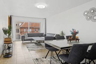 Ben je op zoek naar een instapklaar duplexappartement met twee slaapkamers en een zonnig terras in Hamme? Of ben je op zoek naar een interessante investering met een aantrekkelijk verhuurpotentieel? Dan is dit appartement zeker een bezoek waard.<br /><br />Dankzij de gunstige ligging, vlak bij het centrum van Hamme en op wandelafstand van winkels, scholen en openbaar vervoer, geniet je hier van alle comfort. Bovendien overtuigt het appartement met een lichtrijke leefruimte, twee volwaardige slaapkamers en een aangenaam terras waar je in alle rust kan genieten.<br /><br />Troeven van dit appartement op een rijtje<br />- Energiezuinig met EPC B <br />- Lichtrijke open leefruimte <br />- Centrale ligging centrum Hamme <br />- Privé fietsenberging achter het gebouw <br />- Instapklaar <br />- Apart toilet op het gelijkvloers en verdiep <br /><br />Heeft u vragen of plant u graag een bezichtiging in? Neem dan contact op via felix@uw-huis.be of neem telefonisch contact op tijdens de kantooruren via 052463803