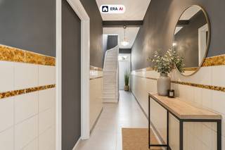 <h1>&#127969; Woning met 3 slpk te koop in Poperinge</h1>
<p>Betaalbare starterswoning in het centrum van Poperinge met <strong>3 volwaardige slaapkamers</strong> en heel wat extra potentieel. Ook interessant voor investeerders.</p>
<p>De woning is onmiddellijk bewoonbaar, de leefruimte werd recent geschilderd en de elektriciteit is conform. Achteraan geniet je van een <strong>knusse koer</strong>, een fijne buitenruimte midden in de stad. &#127807;</p>
<h2>&#128205; Locatie en omgeving</h2>
<p>Centrale ligging nabij winkels, openbaar vervoer en dagelijkse voorzieningen.</p>
<h2>&#127968; Indeling van de woning</h2>
<p><strong>Gelijkvloers</strong></p>
<ul><li>Ruime inkomhal met plaats voor fiets en toegang tot droge kelder</li><li>Leefruimte en functionele keuken</li><li>Badkamer met douche, lavabo, toilet en wasmachineaansluiting</li><li>Berging en koer</li></ul>
<p><strong>Eerste verdieping</strong></p>
<ul><li>3 volwaardige slaapkamers</li><li>1 slaapkamer met toilet en mogelijkheid voor extra badkamer</li></ul>
<p><strong>Zolder</strong></p>
<ul><li>Geïsoleerd en bereikbaar via vaste trap</li><li>Mogelijkheid voor 1 à 2 extra kamers, mits nodige aanpassingen en vergunningen</li></ul>
<h2>⚡ Energiezuinigheid</h2>
<p>EPC-label E. De woning valt onder de renovatieverplichting. De koper heeft <strong>6 jaar</strong> om minstens label D te behalen.</p>
<h2>⭐ Grootste troeven</h2>
<ul><li>&#127969; Ideale starterswoning én interessant voor investeerders</li><li>&#128719;️ 3 slaapkamers + ruime zolder</li><li>&#127807; Knusse stadskoer</li><li>&#129692; Vaste trap naar geïsoleerde zolder</li><li>✅ Conforme elektriciteit</li><li>&#128205; Centrale ligging</li></ul>
<p>&#128222; Contacteer je ERA-makelaar voor een bezoek.</p>
<p><strong>JOUW DROOMHUIS. ZO GEVONDEN!</strong></p>