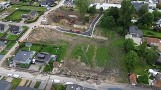 Dit perceel in Ooigem (Wielsbeke) biedt een bijzonder gunstige ligging. Je woont er op wandelafstand van winkels, scholen en openbaar vervoer, én geniet van een snelle aansluiting op de belangrijkste invalswegen.
Op dit perceel realiseer je een halfopen bebouwing met ruime bouwvoorschriften die je heel wat vrijheid geven. Wij bouwen hier jouw nieuwe, energiezuinige woning volledig op maat én tegen een vaste prijs.
Contacteer ons en ontdek hoe jouw woondroom hier werkelijkheid kan worden.