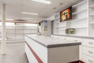 Op zoek naar een <strong>commerciële ruimte met woonruimte </strong>aan? Dan is Dorp West 54, 2070 Zwijndrecht misschien wel iets voor jou.<br />Deze handelszaak is gelegen langs de hoofdbaan van Zwijndrecht en ook nog eens vlakbij het centrum, de winkelstraat en openbaar vervoer. Zoek je een strategische ligging? Dan is deze hier zeker al aanwezig.<br /><br />Op de gelijkvloerse verdieping vinden we de commerciële ruimte van maar liefst <strong>100m2</strong>. Deze is momenteel opgedeeld in een grote ruimte voor kantoor of winkelruimte en heeft nog 4 extra aparte ruimtes die dienst doen als bureau <strong>(6m2),</strong> berging <strong>(5m2)</strong>, toilet en magazijn <strong>(7m2)</strong>. Bij deze commerciële ruimte bevindt zich aansluitend ook nog een grote <strong>garage </strong>van <strong>50m2</strong>. Deze kan ook gebruikt worden als opslagplaats of magazijn. De garage staat in rechtstreeks contact met de commerciële ruimte. <br /><br />Met de trap komen we op de 1e verdieping. Hier vinden we de toegang tot het duplex appartement. De<strong> hal </strong>brengt ons naar de<strong> lichtrijke woonkamer.</strong> Dankzij de grote raampartijen baadt de ruimte in het licht. Vanuit de woonkamer heb je toegang tot het ruime <strong>terras</strong> met een oppervlakte van <strong>70m2</strong>. Hier is het in de zomer heerlijk vertoeven. Aansluitend vinden we de <strong>keuken</strong> die is uitgerust met een kookvuur, oven, ijskast, diepvries en vaatwasser. Verder vinden we op deze verdieping de eerste <strong>slaapkamer</strong>, de <strong>badkamer</strong> met bad en dubbele lavabo, <strong>apart toilet</strong> en nog een handige <strong>wasplaats</strong>.<br /><br />Op de tweede verdieping van het gebouw vinden we de duplexverdieping. Hier zijn nog maar liefst <strong>5 slaapkamers</strong> en nog een <strong>extra badkamer</strong> met douche en apart toilet. De slaapkamers hebben een oppervlakte van 24m2, 23m2, 20m2, 17m2 en 16m2. Ruimte genoeg om al jouw spullen een plaatsje te geven.<br /><br />Als extra troef is er ook nog een gezellige <strong>tuin met terras</strong> aanwezig.<br /><br /><u><strong>Technisch:</strong></u>
<ul>
<li>EPC: 140 kWh/m2jaar, energiezuinig</li>
<li>Zonnepanelen aanwezig</li>
<li>Airco in woonkamer en keuken</li>
<li>Wg, Vg, Gvv, Gmo, Gvkr</li>
<li>G-&P-Score: A&A</li>
</ul>
<br />Interesse? Maak dan snel je afspraak op 03 369 70 33.