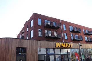 Recent nieuwbouw appartement op de 2eV met LIFT (bouwjaar 2025) in een zéér rustige en aangename woonomgeving! Het bevindt zich op wandelafstand van verschillende winkels, scholen en het openbaar vervoer. De oprit van de A12 Antwerpen-Brussel ligt op slechts 3 min. rijden. <br /><br />Ondergronds beschikt het appartement over een privatieve berging (2e deur rechts), een gemeenschappelijke fietsenberging en een autostaanplaats voor 1 wagen nr 35. Zeer goede EPC score: Label A & de keuring van de elektriciteit is volledig conform. Dit appartement bestaat uit: een inkomhall, een modern ingerichte badkamer, een wasplaats/berging, een apart toilet, een woonkamer met open ingerichte keuken, 1 slaapkamer en een west-gericht terras. 4 zonnepanelen aanwezig.<br /><br />De gemeenschappelijke kosten bedragen €50 ,-/maand. 3 maanden huurwaarborg. Dit appartement werd volledig geschilderd en is instapklaar & beschikbaar vanaf 1/1/2027!