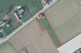 Het hoevetje is gelegen in het agrarische gebied tussen Woumen en Klerken.<br />De eigendom heeft het statuut van zonevreemde woning, waardoor er particulier mag gewoond worden.<br />Er is een vergunning in aanvraag voor het bouwen van een moderne woning + bijgebouw.<br />Visualisatie van de te bouwen woning zie foto's.<br />Samen met de achterliggende grond is de oppervlakte van het perceel is 6.106 m².<br />Mooie ligging voor wie wil bouwen met open zichten op het landschap.