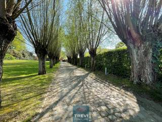 Videopresentatie beschikbaar: https://youtu.be/p9fmXeLqLrM In een aantrekkelijke woonstraat, groot pand bestaande uit een mooi huis, een grote...