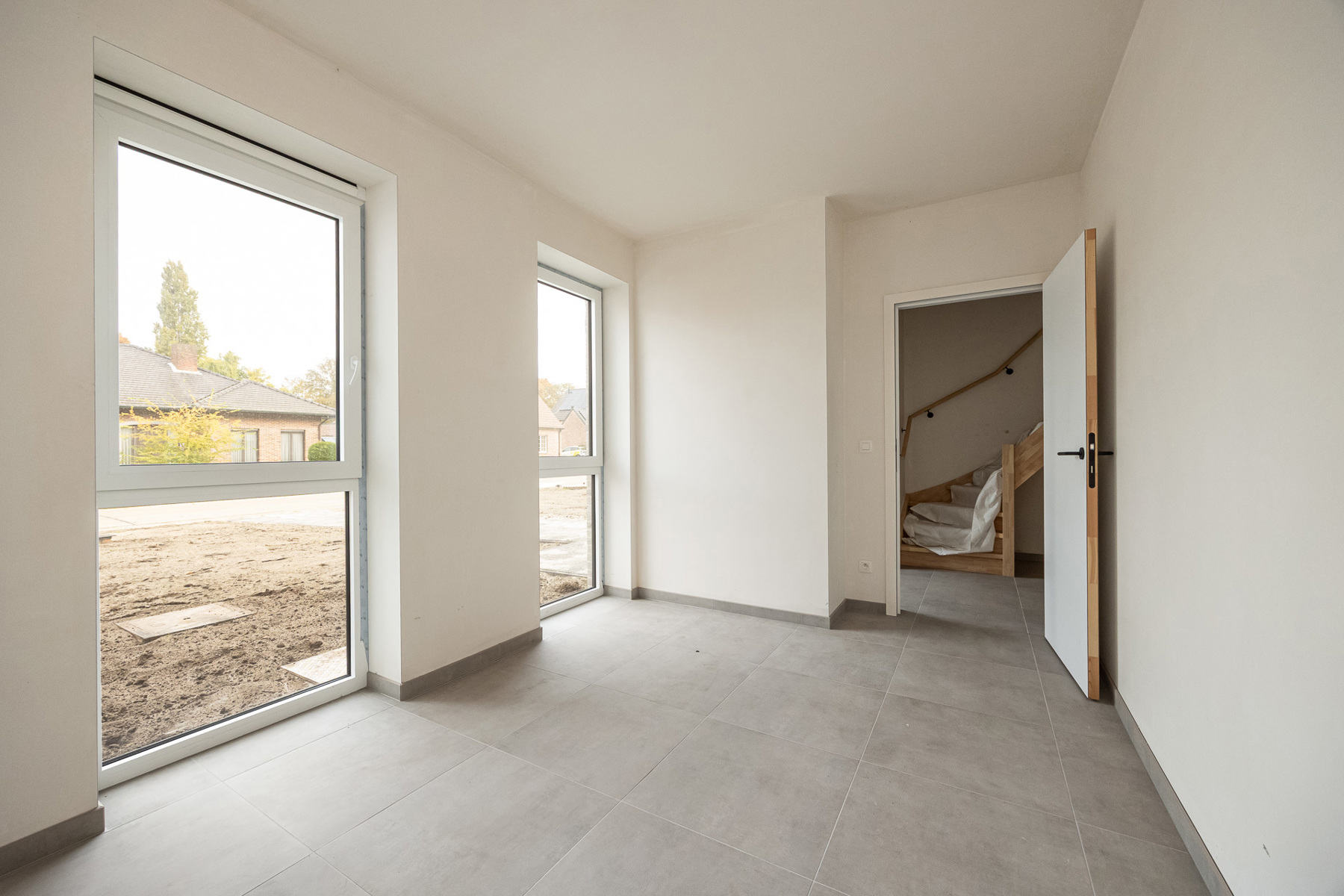 Woning met 4 slaapkamers en fietsenberging/carport op perceel van ca 327m² - foto 4