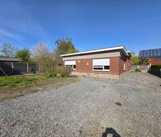 <p>Zoekt u een project met eindeloze mogelijkheden op een uitzonderlijk ruim perceel? Century 21 biedt u deze vrijstaande bungalow aan, gelegen op een schitterend terrein van maar liefst 985m². Het geheel bestaat uit drie samengevoegde percelen, wat een zeldzame troef is in de huidige vastgoedmarkt en een zee aan ruimte en privacy garandeert.</p>
<p>De woning zelf biedt een solide basis die wacht op een nieuwe eigenaar met visie om het pand naar de hedendaagse normen en eigen smaak te renoveren. Dankzij de indeling en de omvang van het perceel zijn de mogelijkheden legio: van een grondige renovatie tot een volledige transformatie van de woning met behoud van de unieke rustieke ligging.</p>
<p>Wat dit aanbod echt bijzonder maakt, is de enorme buitenruimte. Waar parkeerproblemen vaak de norm zijn, is dat hier absoluut niet aan de orde. Met een perceeloppervlakte van 985m² beschikt u over ruim voldoende parkeergelegenheid voor meerdere wagens, een bestelwagen of zelfs een camper, zonder dat dit ten koste gaat van uw tuin of buitenbeleving. Of u nu droomt van een grote siertuin, een moestuin, een ruim terras of een combinatie daarvan; de ruimte is aanwezig om al uw woonwensen te realiseren.</p>
<p>De woning is gelegen in een rustige en aangename omgeving, waar u geniet van de nodige sereniteit terwijl alle voorzieningen in de nabije omgeving vlot bereikbaar blijven. Dit is een buitenkans voor wie op zoek is naar een renovatieproject waarbij de oppervlakte en de locatie de belangrijkste factoren zijn voor een waardevolle investering op lange termijn.</p>