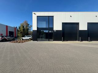 <p><strong>Recente KMO-unit in Merkplas met een oppervlakte van 265 m²</strong></p>
<p>Deze recente en polyvalente KMO-unit is gelegen op een gunstige locatie in de Industrieweg te Merkplas, in een goed bereikbare bedrijfsomgeving. De unit heeft een totale oppervlakte van 265 m² en biedt tal van mogelijkheden voor ondernemers die op zoek zijn naar een bedrijfsruimte.</p>
<p>De site is vlot bereikbaar voor zowel personenwagens als vrachtverkeer en bevindt zich in een actief KMO-gebied, wat deze locatie bijzonder interessant maakt voor zowel startende als gevestigde ondernemingen.<br /><br />Bijzonderheden: <br />- aansluiting gas is voorzien<br />- 2 autostaanplaatsen <br />- alarm<br /><span>- voorzien van de nodige nutsvoorzieningen <br />- voorzien van collectoren voor vloerverwarming<br /><br /></span>Interesse in deze veelzijdige bedrijfsruimte? Neem gerust contact op voor meer informatie of een bezichtiging.</p>