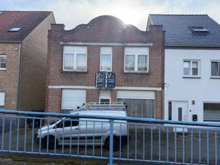 Karaktervolle woning met hoge plafonds – renovatieproject met veel potentieelBent u op zoek naar een woning met karakter, ruimte en eindeloze...