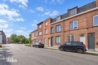 <strong>Stijlvolle stadswoning met karakter en charme in Kortrijk</strong><br />Deze stadswoning weet meteen te bekoren met haar warme uitstraling, authentieke elementen en aangename lichtinval. De hoge plafonds, mooie volumes en sfeervolle leefruimtes geven de woning een bijzondere uitstraling, waar karakter en hedendaags wooncomfort harmonieus samenkomen.<br />Op het gelijkvloers zorgen de gezellige living, het salon en de keuken voor een aangename woonbeleving, aangevuld met een praktische berging. Op de tussenverdieping bevindt zich de badkamer, terwijl de eerste verdieping plaats biedt aan twee ruime slaapkamers. De zolder verrast met een sfeervol tweede salon en een aparte bureauruimte, ideaal als rustige werkplek of om heerlijk te ontspannen.<br />Ook de kelder en de stadstuin dragen bij aan het wooncomfort. Met een bewoonbare oppervlakte van ca. 155 m² en een gunstig EPC-label B biedt deze woning een mooie combinatie van ruimte, karakter en energiezuinigheid.<br />De ligging maakt het plaatje compleet. Op wandelafstand van het groene Astridpark, het gezellige Overleie en het bruisende centrum van Kortrijk geniet je hier van een fijne woonomgeving.<br />Een woning met ziel, waar authentieke charme, ruimte en een uitstekende ligging samenkomen.<br /><strong>Zin om deze bijzondere woning zelf te ontdekken? Bel Katrien op 0495 52 48 65 voor een bezoek</strong><br /><br />