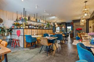 Rez-de-chaussée commercial à vendre dans le centre de Merchtem, actuellement loué et aménagé en restaurant.Ce bien d’investissement bénéficie d’un emplacement idéal et offre des revenus locatifs stables de 1.448 €/mois.Le bail en cours est valable jusqu’au 29 février 2031 et doit être respecté, garantissant ainsi un rendement immédiat pour l’investisseur.Grâce à sa situation centrale à Merchtem, cette propriété représente une opportunité particulièrement intéressante pour ceux qui recherchent un investissement rentable.Vous souhaitez obtenir plus d’informations ou planifier une visite ?Contactez STRUCTURA au 02/460 80 46 ou via info@structura.be.