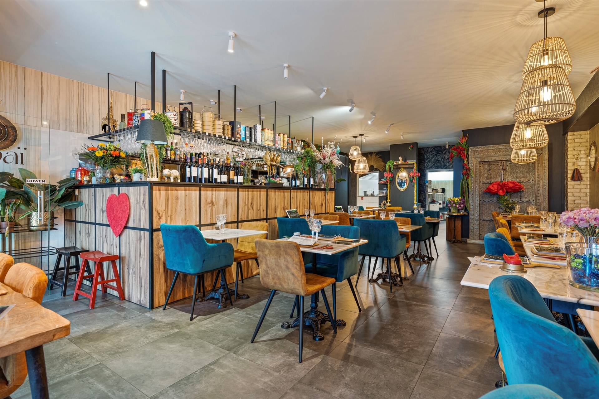 Rez-de-chaussée commercial dans le centre - photo 1