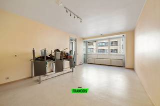 Gelegen in het centrum van Oostende, treffen we dit tweeslaapkamerappartement aan. Het pand bevindt zich op wandelafstand van alle winkels, horeca en uiteraard het strand en de Zeedijk. <br /><br />Binnenin het appartement heeft u eerst en vooral een ruime leefkamer, aangenaam lichtrijk dankzij het grote raampartij. Aansluitend is er de functioneel uitgeruste keuken. <br /><br />Aan de achterzijde van het pand zijn er twee slaapkamers en is er toegang tot het balkon. Tot slot is er nog een badkamer, het toilet is apart. <br /><br />Bent u op zoek naar een interessante investering aan de kust? Aarzel dan niet en neem contact op voor meer info of een afspraak. <br /><br />