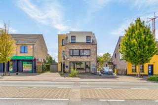 Deze goed gelegen gelijkvloerse handelruimte beschikt over volgende pluspunten:*zeer drukke verbindingsweg tussen Leopoldsburg en Balen*airco voor te...