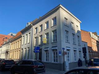 Cette magnifique maison est située en plein cœur de Malines. Agencement : depuis le hall d'entrée, vous accédez au premier étage, qui comprend une cuisine entièrement équipée, un salon, des toilettes, une cour et un deuxième débarras. Au deuxième étage, vous trouverez trois chambres spacieuses et une salle de bains.