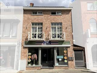 <p><strong>Handelspand met opbrengsteigendom en duplex op toplocatie in Landen</strong><br /><br />Bent u op zoek naar een interessante investeringsopportuniteit met onmiddellijk rendement?<br />Dan is dit veelzijdige vastgoed in de Stationsstraat te Landen zeker een bezoek waard.<br />Deze eigendom combineert een commercieel gelijkvloers met een ruime duplexwoning en biedt een aantrekkelijk rendementspotentieel op een centrale en vlot bereikbare locatie.<br /><br />Het handelspand is momenteel verhuurd tot 2032, waardoor u als investeerder geniet van stabiele en langdurige huurinkomsten.<br />Dit maakt het pand bijzonder interessant voor wie op zoek is naar een zorgeloze investering met zekerheid op lange termijn.<br /><br />Boven het handelspand bevindt zich een ruime duplexwoning met een aangename indeling. Deze beschikt over een gezellige woonkamer, eetkamer, volledig ingerichte keuken, twee slaapkamers, een badkamer en afzonderlijk toilet.<br /><br />De duplex wordt momenteel succesvol aangeboden via Airbnb, wat zorgt voor een extra aantrekkelijk rendement.<br />Dankzij de centrale ligging, nabij het station, openbaar vervoer en voorzieningen, geniet deze accommodatie van een interessante verhuurbaarheid.<br /><br />De combinatie van een verhuurd handelspand en een rendabele duplex biedt een unieke kans voor investeerders die hun vastgoedportefeuille willen uitbreiden met een pand dat onmiddellijk inkomsten genereert.<br /><br /><u><strong>Troeven van deze eigendom:</strong></u></p>
<ul>
<li><span>Handelspand op het gelijkvloers verhuurd tot 2032</span></li>
<li><span>Duplexwoning met 2 slaapkamers</span></li>
<li><span>Momenteel succesvol verhuurd via Airbnb</span></li>
<li><span>Mogelijkheid tot aantrekkelijk en divers rendement</span></li>
<li><span>Centrale ligging in de Stationsstraat te Landen</span></li>
<li><span>Ideale combinatie van commercieel vastgoed en residentiële verhuur</span></li>
<li><span>Interessante investeringsopportuniteit met directe inkomsten</span></li>
<li> </li>
</ul>
<p>Ontdek zelf het potentieel van deze opbrengsteigendom en contacteer ons vandaag nog voor meer informatie of een bezoek ter plaatse.<br /><br /><strong>Investeren met zekerheid én rendement begint hier.</strong><br /><br /> </p>