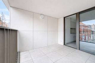 Ben je op zoek naar een royale woonst met kwalitatieve afwerking, centraal gelegen en met alles binnen handbereik? Dan is dit instapklaar appartement precies wat je zoekt!<br /><br />📍 Premium ligging<br />Wonen op amper enkele stappen van de Grote Markt, tal van winkels, het station, bushaltes én cultuurcentrum De Spil. Je geniet hier van een ideale mix tussen rust en de dynamiek van het stadsleven.<br /><br />🏡 Doordacht wooncomfort<br />De ruime en heldere leefruimte sluit naadloos aan op de open keuken, uitgerust met moderne toestellen. Dankzij de vloerverwarming, aangesloten op het duurzame warmtenet, heerst er doorheen het hele appartement een aangename warmte.<br /><br />🛏️ Functionele indeling<br />✔️ 2 ruime slaapkamers (waarvan één met directe toegang tot het terras)<br />✔️ Bureau-ruimte<br />✔️ Moderne badkamer met comfortabele inloopdouche<br />✔️ Gastentoilet<br />✔️ Handige berging<br /><br />Ruim terras van ca. 11 m²<br />Het terras biedt een aangename buitenruimte waar je kan genieten —perfect voor een gezellige apero, ontspanning of een rustig moment na een drukke dag.<br /><br />Extra pluspunt<br />Het appartement is uitgerust met de Hello Help systeem-app voor extra veiligheid en gemoedsrust.<br /><br />🚗 Praktische voorzieningen<br />In de kelderverdieping bevinden zich de afgesloten garages en private bergruimtes.<br /><br />📞 Interesse of benieuwd naar andere units binnen deze residentie?<br />Contacteer ons op 051/54 59 69 en ontdek hoe comfortabel wonen in Roeselare kan zijn!