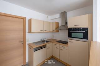Uitermate aangenaam, zon georiënteerd, onbemeubeld appartement met 2 slaapkamers te huur, centraal te Nieuwpoort-Bad.<br />Ideaal gelegen voor al wie wil genieten van wat deze bruisende badstad te bieden heeft.<br />Dit appartement beschikt over 2 volwaardige kamers, een badkamer met bad en douchegelegenheid en een kelder.<br />EPC = 179 = label B<br />75 EUR voorschot syndicuskosten per maand