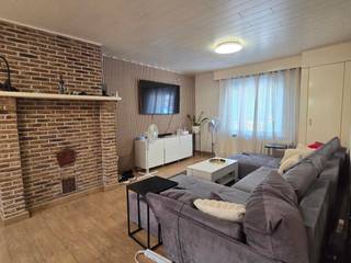 <span><span><strong>Karaktervolle woning met ruim bijgebouw nabij het centrum van Arendonk.<br /><br />Een bezoek aanvragen kan eenvoudig via onze website: www.immodrie.be. Zoek het pand terug onder 'Te Huur' en selecteer vervolgens op de pagina de optie 'Bezoek aanvragen'. Omwille van de grote reeks aanvragen, worden verzoeken via Immoscoop of andere portaalsites niet verwerkt.<br /><br />Indeling:<br /></strong></span><strong>Gelijkvloerse verdieping:</strong><br />Gelijkvloerse verdieping bestaat uit een grote leefruimte met eetkamer waarbij aansluitend de keuken te vinden is voorzien van alle comfort. Doorlopend aan de keuken is de achteringang van de woning en tevens badkamer met badkamermeubel en douche + aansluiting wasmachine/droogkast; alsook een apart toilet aanwezig gelegen naast de badkamer. De woning is toegankelijk langs zowel voor/zij als achteringang. <br /><strong>Eerste verdieping:</strong><br />De eerste verdieping beschikt over 2 volwaardige slaapkamers en een ruime overloop.<br /><strong>Tweede verdieping:</strong><br />De tweede verdieping is uitgerust met 1 polyvalente ruimte onder dak die vrij kan worden ingevuld als bergruimte, bureau of extra slaapkamer.<br /><br />Achter de woning is mooi terras en westgerichte tuin terug te vinden.<br /><br />Het zeer ruime en praktische bijgebouw achter de woning is ideaal als werkhuis, garage voor 2 wagens, opslagruimte. Een invulling vrij te kiezen.<span><strong><br /><br /></strong></span></span>