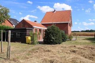 Deze landelijk gelegen te renoveren woning is gesitueerd op een mooi breed perceel van 22,75 m en biedt vele mogelijkheden. Heb je twee...