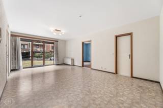 Op een rustige en groene locatie, op wandelafstand van het centrum van Leuven, bevindt zich dit gelijkvloerse appartement met één slaapkamer. Het appartement is gelegen aan de achterzijde van de residentie en kijkt uit op de aangename, groene omgeving van het gemeenschappelijke park. Bij het betreden van het appartement komt u terecht in de inkomhal die toegang geeft tot de ruime leefruimte. Verder beschikt het appartement over een afzonderlijke keuken, één volwaardige slaapkamer, een badkamer met ligbad en lavabo, een apart toilet en een praktische berging. Het appartement heeft momenteel een gedateerde afwerking en biedt daardoor heel wat mogelijkheden om volledig naar eigen smaak te renoveren en in te richten. De rustige ligging vormt een absolute troef: u woont hier in een groene omgeving en toch vlak bij het bruisende centrum van Leuven, met winkels, openbaar vervoer en andere voorzieningen binnen handbereik. Een interessante opportuniteit voor wie op zoek is naar een gelijkvloers appartement om zelf te bewonen, te renoveren of als investering. Interesse? Contacteer ons via info@homies.be of bel 016 22 82 22.