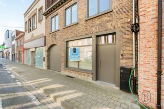 Te koop: instapklare woning met zwembad en poolhouse in centrum DeerlijkIn het centrum van Deerlijk bevindt zich deze volledig instapklare woning met...
